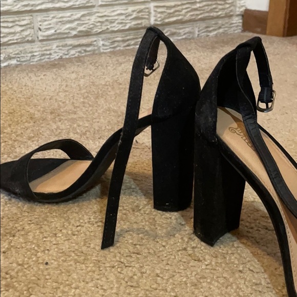Black heels - Picture 3 of 4